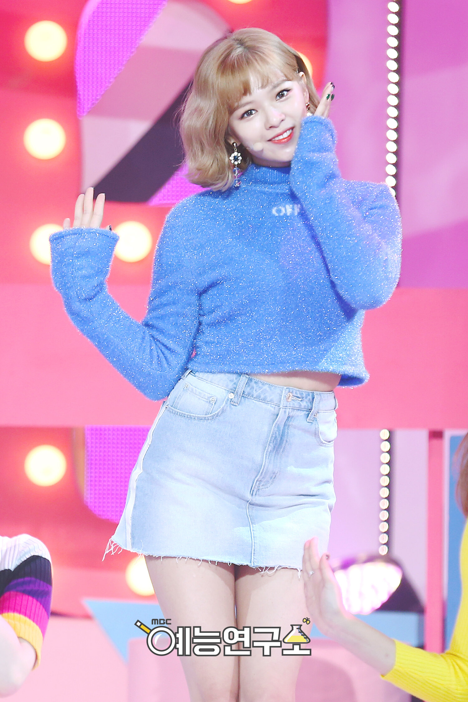 Jeongyeon — 171216 TWICE Jeongyeon - 'Heart Shaker' & 'Merry