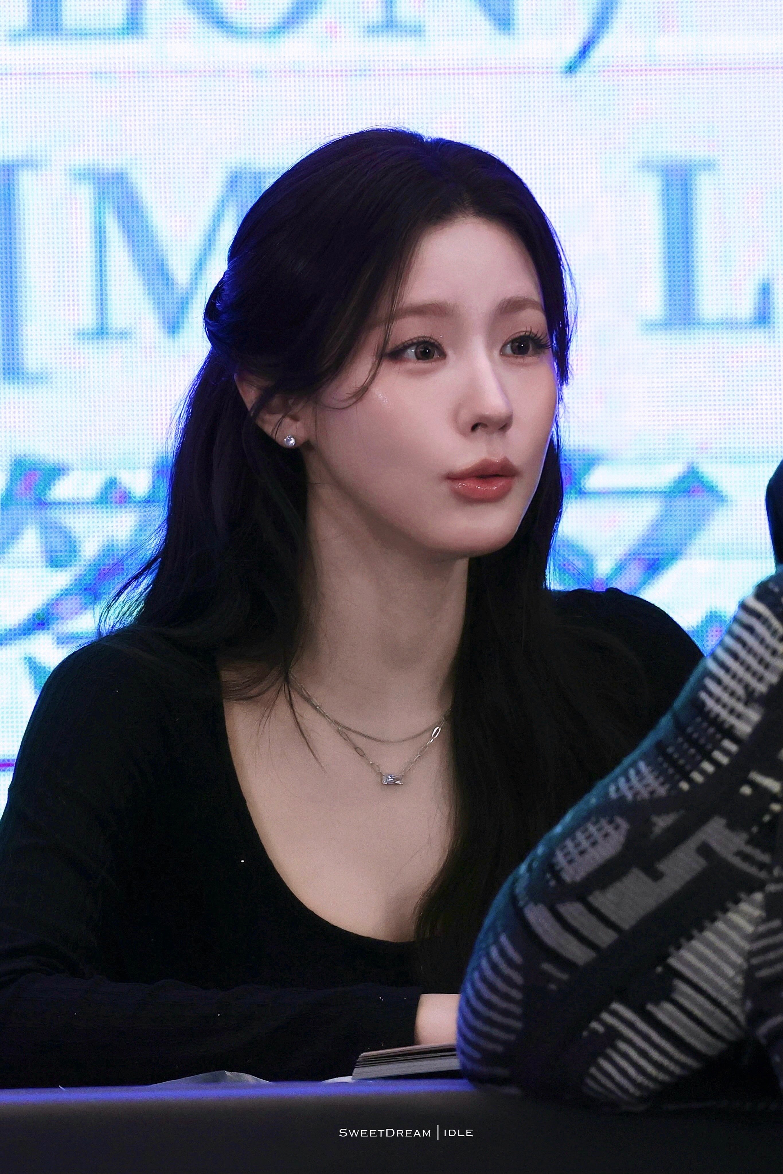 Miyeon — 251203 Miyeon at Fansign Event in Shanghai HQ Photos