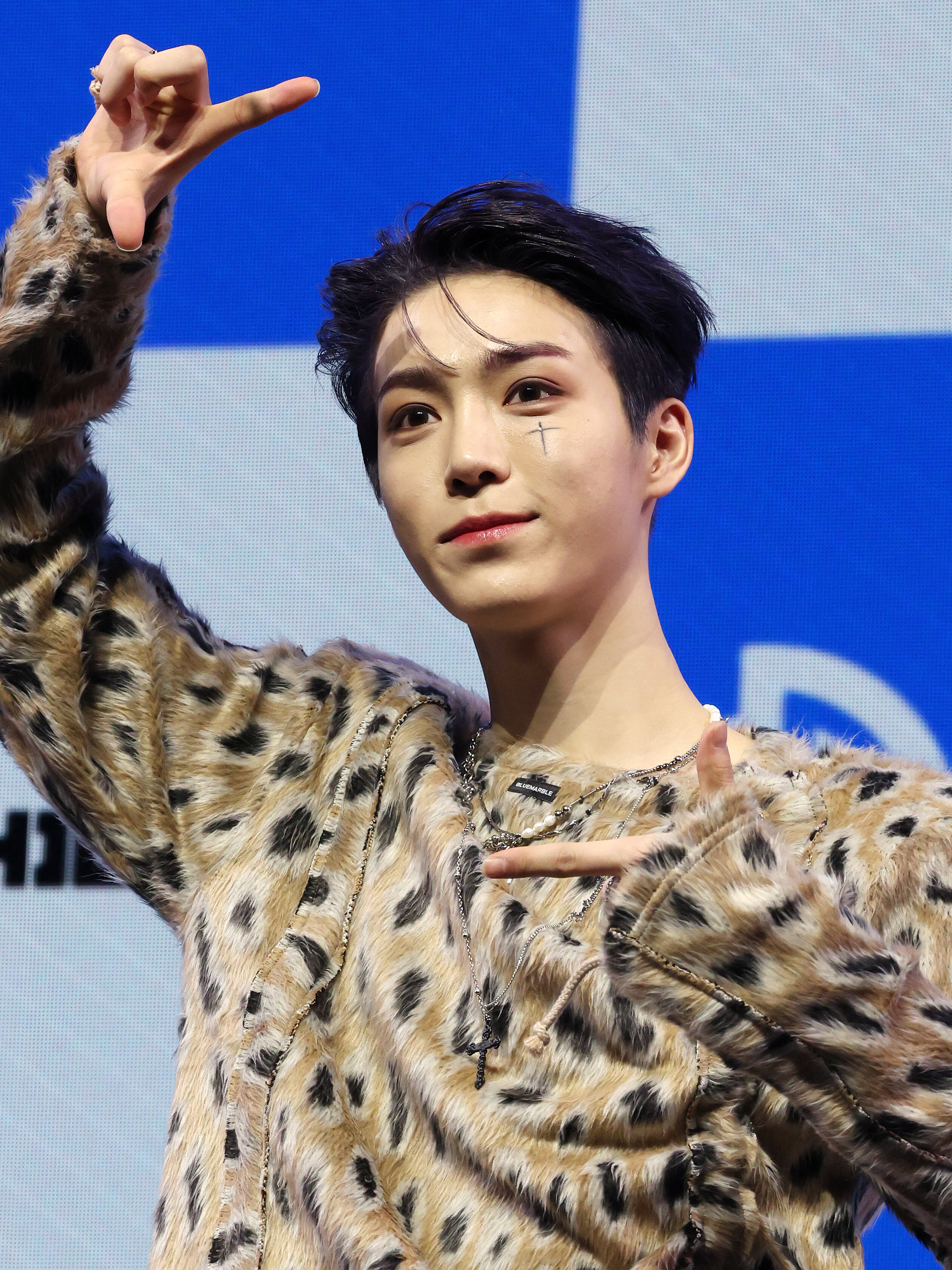 Minje (ALL(H)OURS) — K-pop Idol Profile | kpopping
