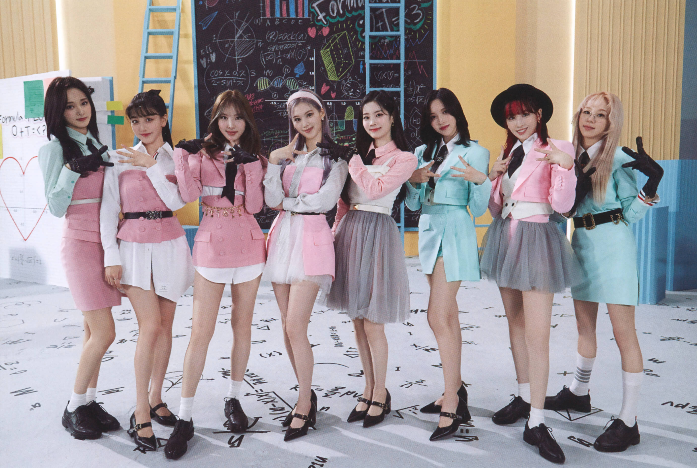 TWICE モノグラフmonograph What is Love? トレカ付き | APPS