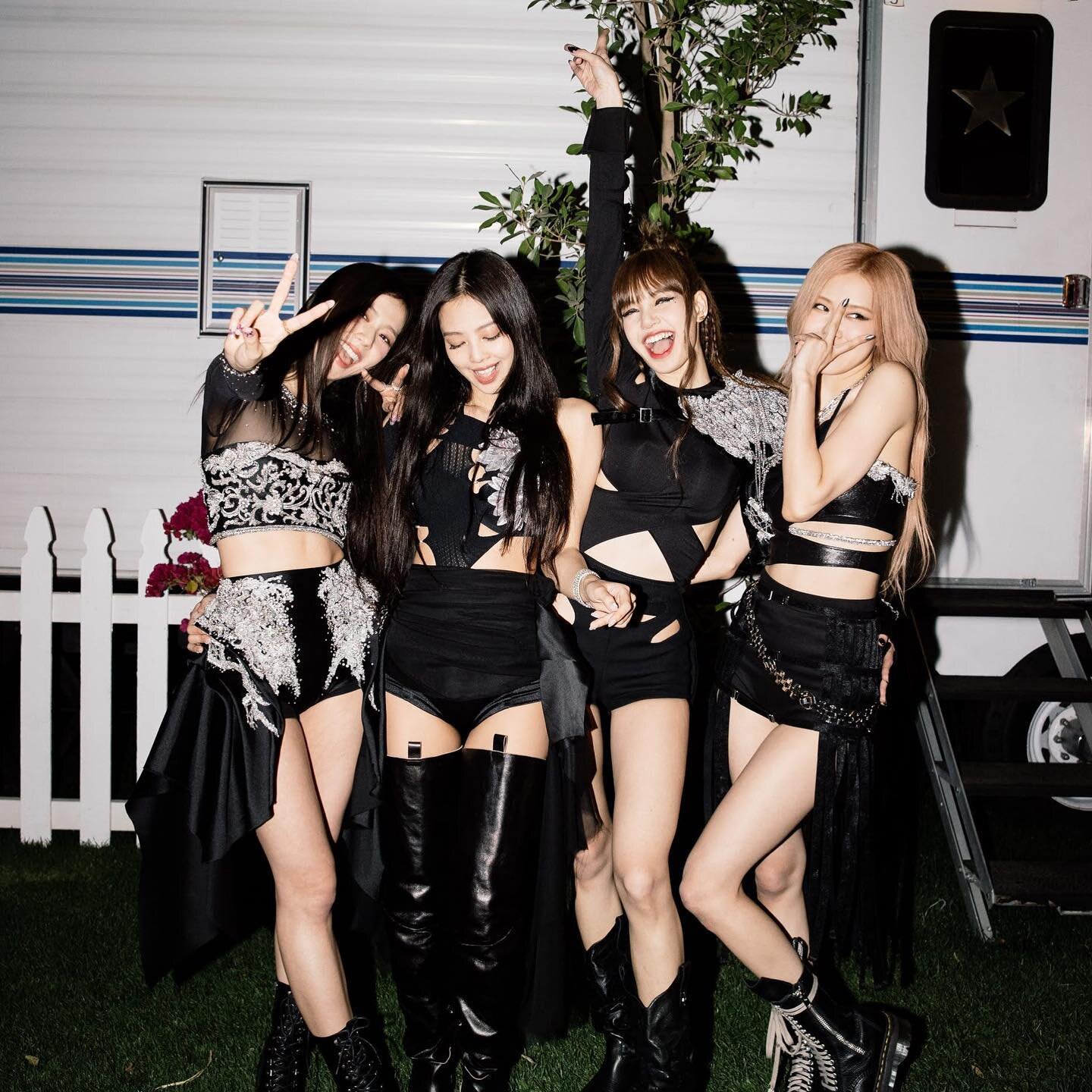 BLACKPINK — 230419 - JENNIE Instagram Update with BLACKPINK HQ