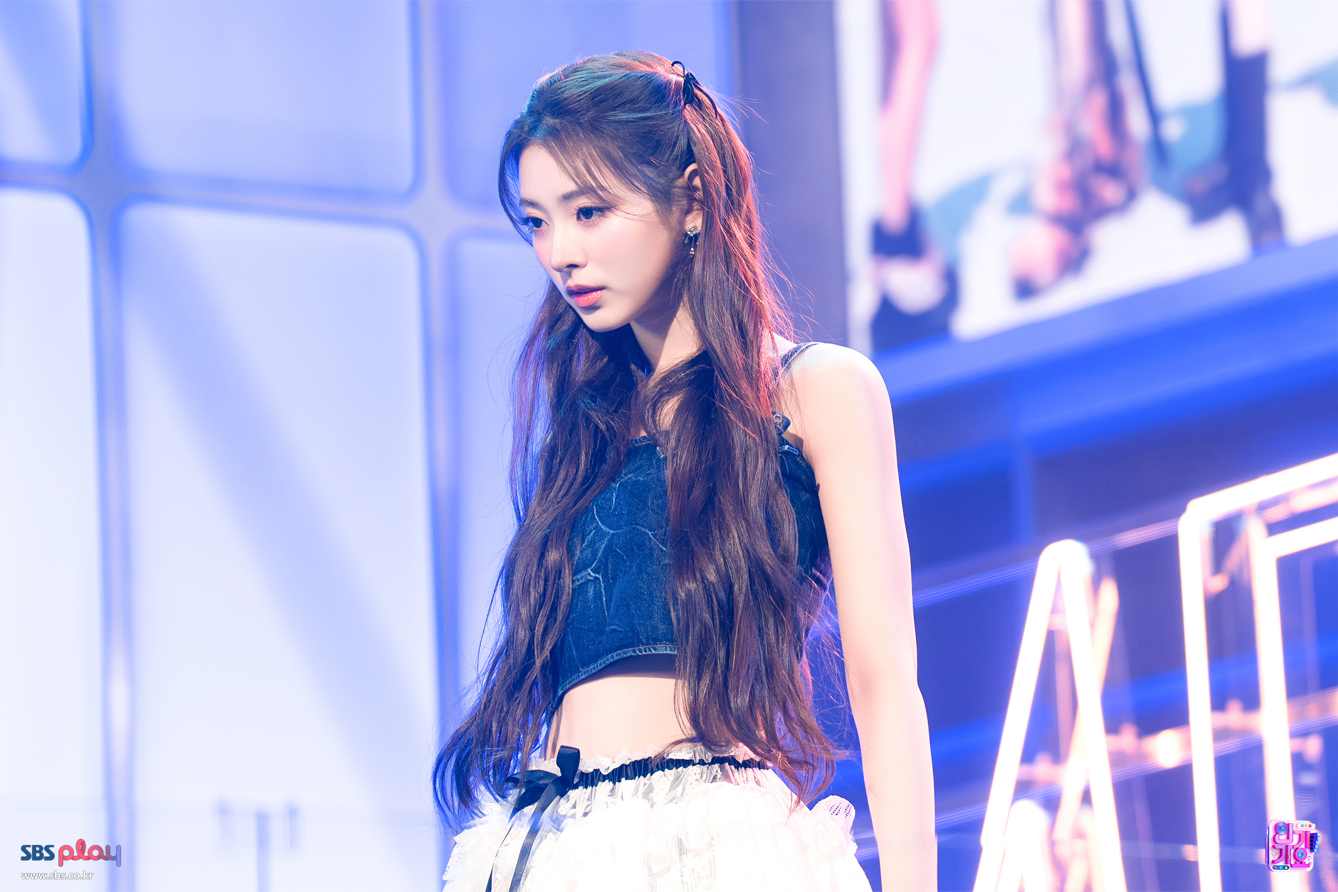 Anna — 250525 Meovv ANNA - 'Drop Top' - at Inkigayo HQ Photos